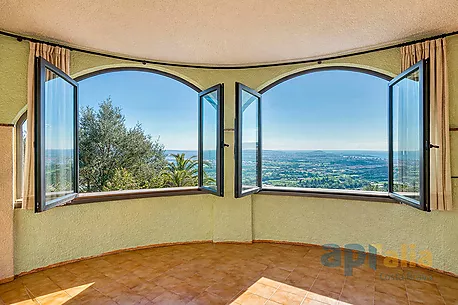 Two homes in one: Large estate with sea views and separate guest apartment