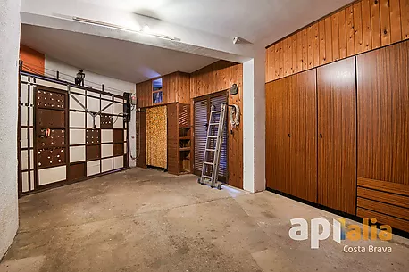 Two homes in one: Large estate with sea views and separate guest apartment