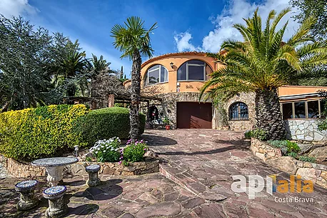 Two homes in one: Large estate with sea views and separate guest apartment