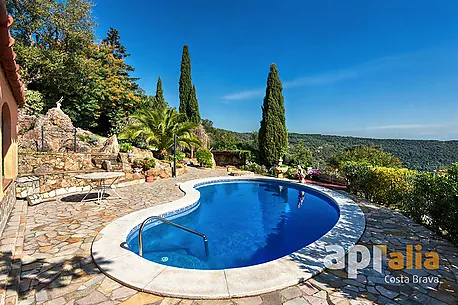 Two homes in one: Large estate with sea views and separate guest apartment