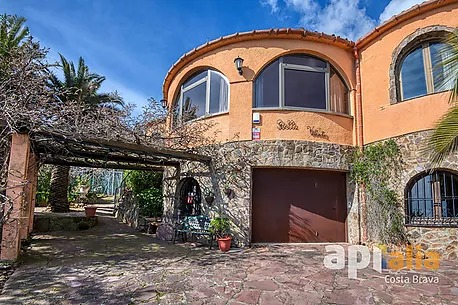 Two homes in one: Large estate with sea views and separate guest apartment