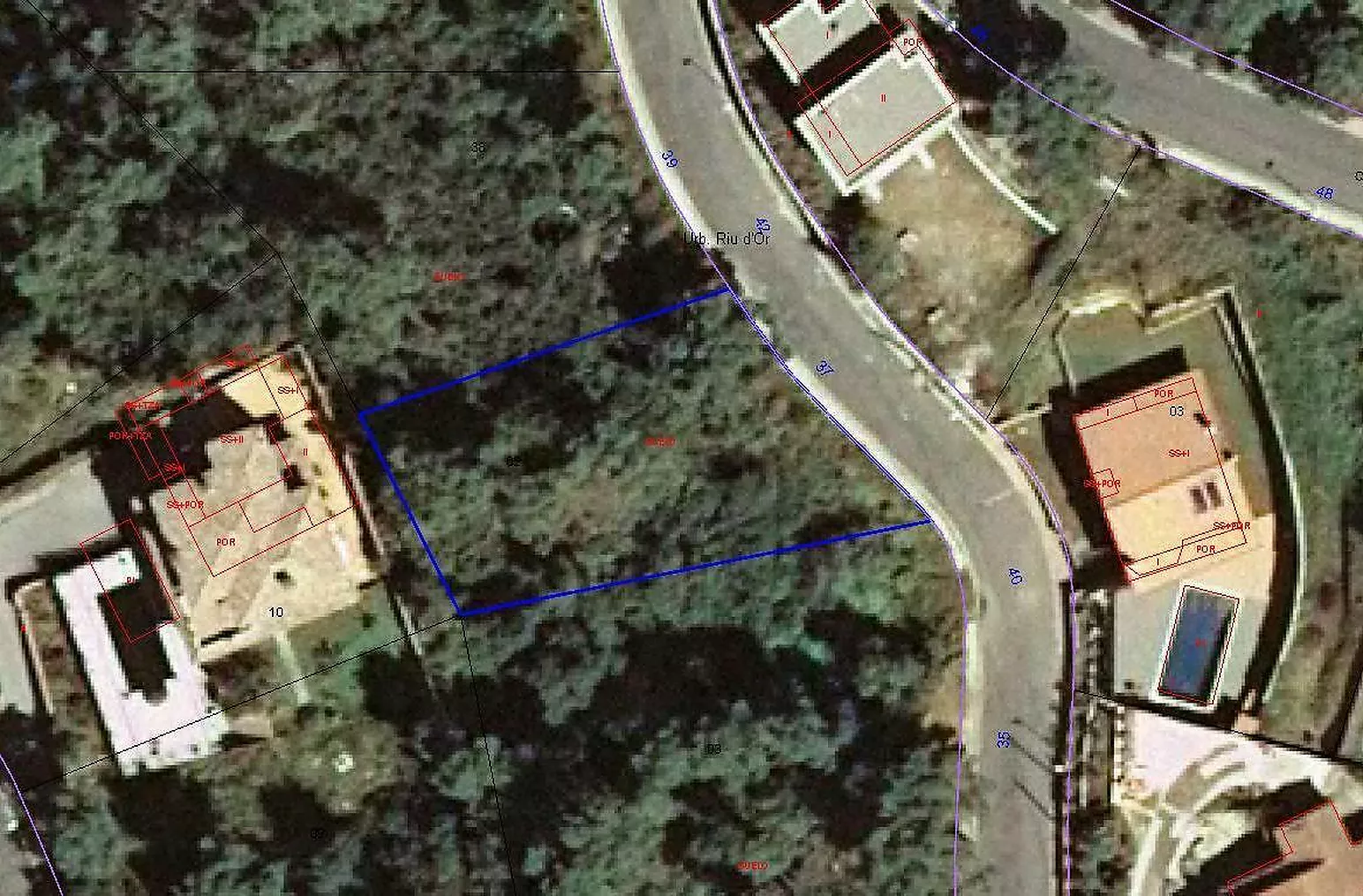 "¡Oportunidad única! Parcela urbana con vistas panorámicas al Masís de la Gavarres, ideal para tu casa de ensueño."