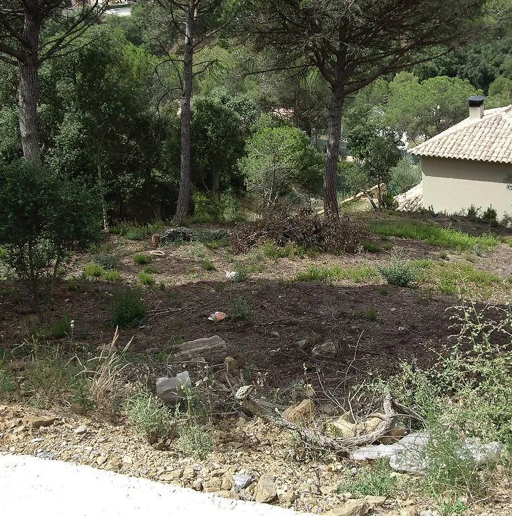 "¡Oportunidad única! Parcela urbana con vistas panorámicas al Masís de la Gavarres, ideal para tu casa de ensueño."