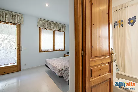Apartament amb piscina i pista de tennis a 5 minuts de la platja de Tamariu