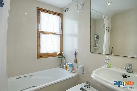 Apartament amb piscina i pista de tennis a 5 minuts de la platja de Tamariu