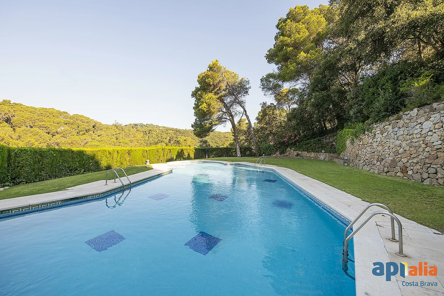 Apartament amb piscina i pista de tennis a 5 minuts de la platja de Tamariu