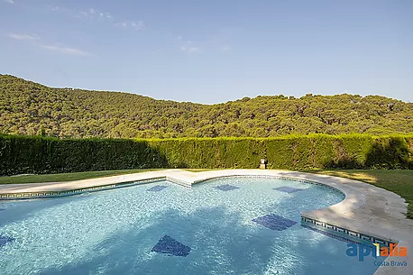 Apartament amb piscina i pista de tennis a 5 minuts de la platja de Tamariu