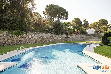 Apartament amb piscina i pista de tennis a 5 minuts de la platja de Tamariu