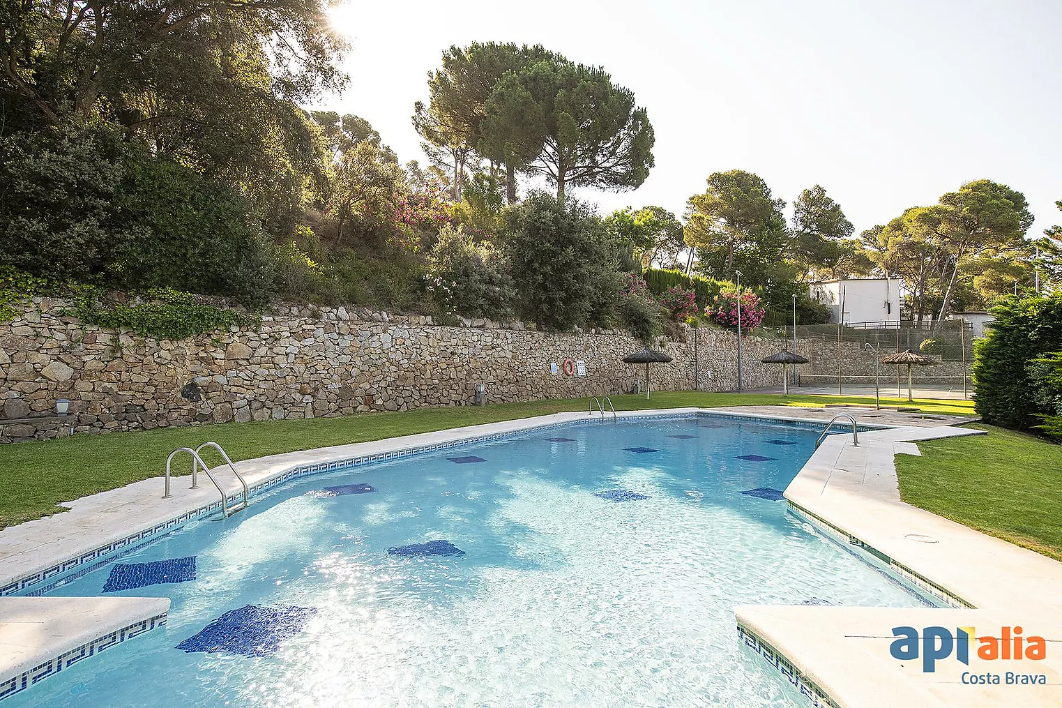 Apartament amb piscina i pista de tennis a 5 minuts de la platja de Tamariu
