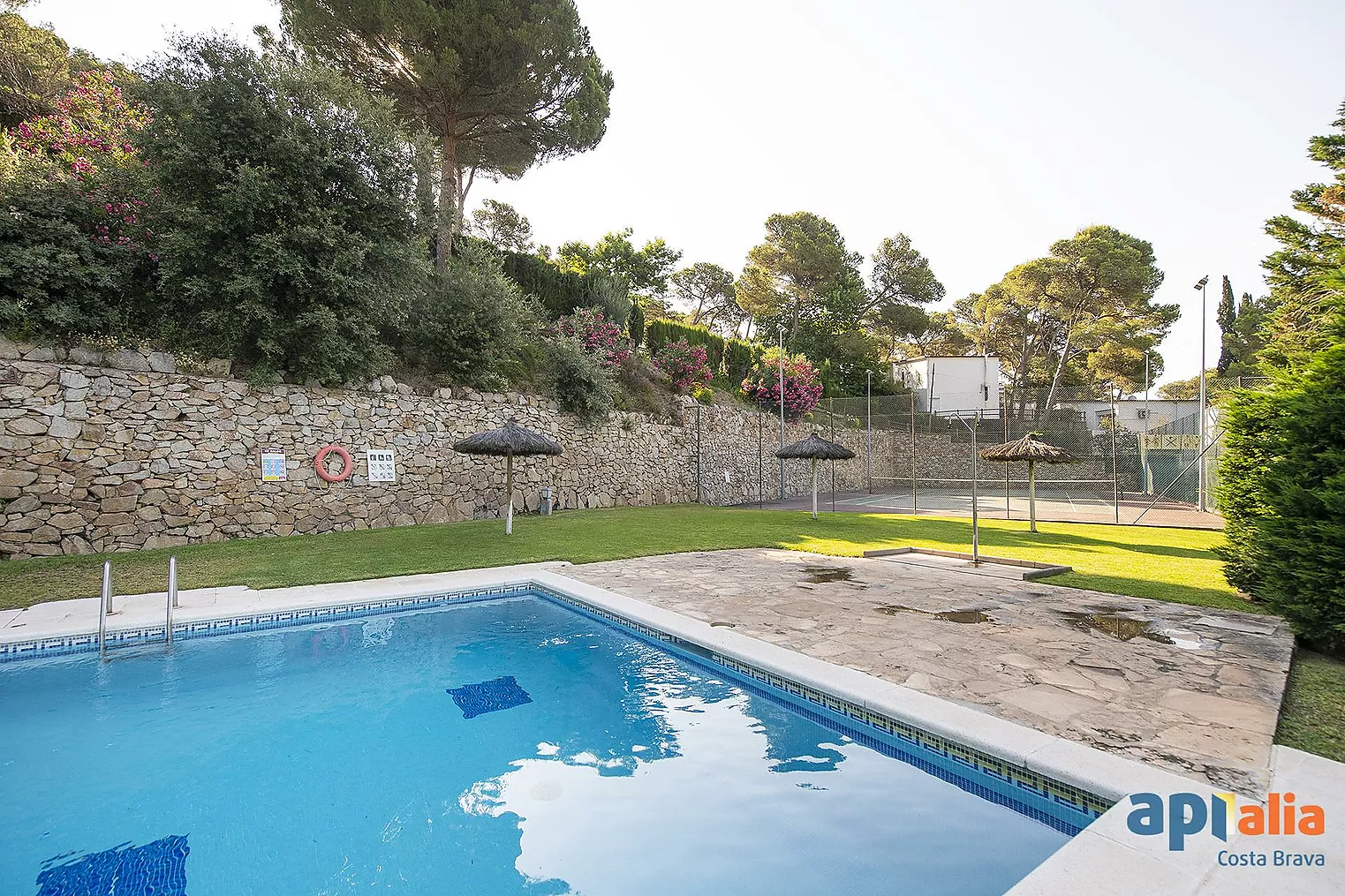 Apartament amb piscina i pista de tennis a 5 minuts de la platja de Tamariu