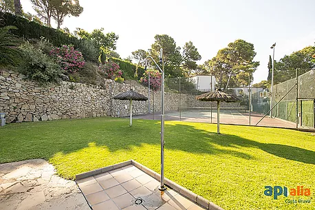 Apartament amb piscina i pista de tennis a 5 minuts de la platja de Tamariu