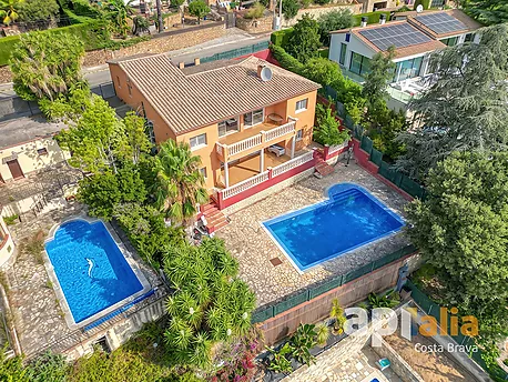 Espectacular vila independent amb piscina i jardí a l'exclusiva urbanització Vescomtat de Cabanyes (Calonge)