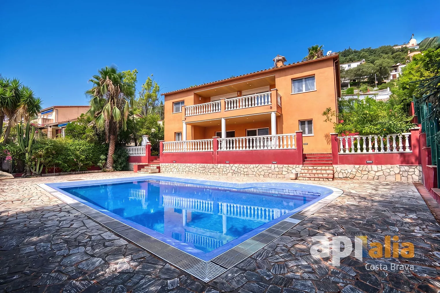 Spectacular independent villa with pool and garden in the exclusive Vescomtat urbanization of Cabanyes (Calonge)