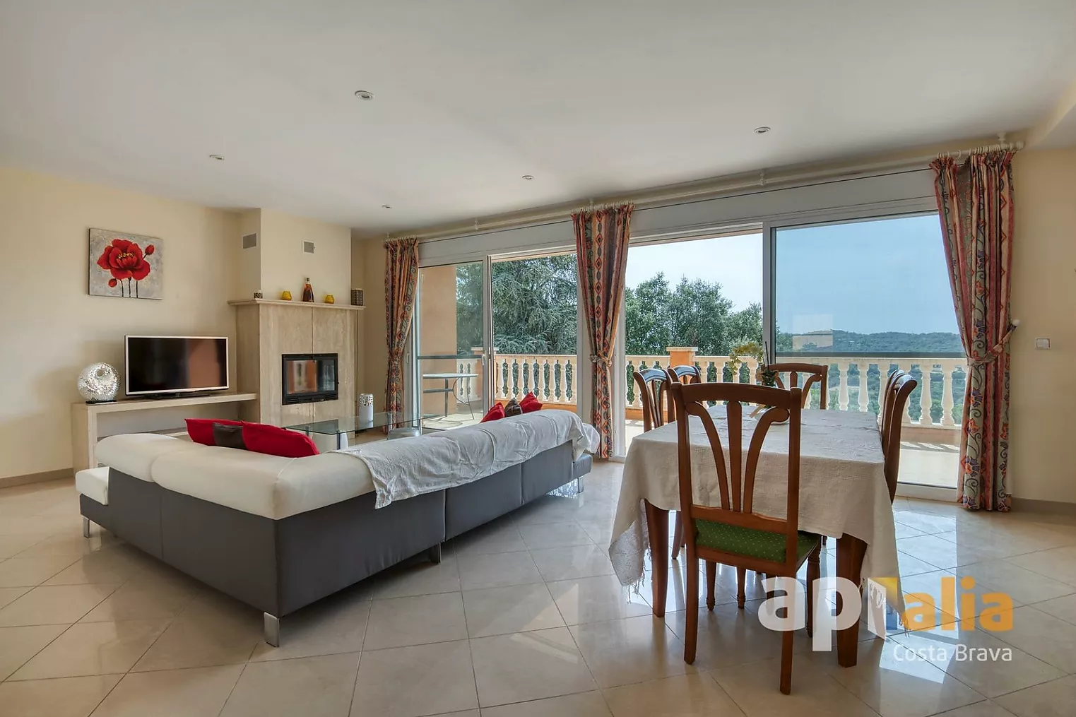 Spectacular independent villa with pool and garden in the exclusive Vescomtat urbanization of Cabanyes (Calonge)