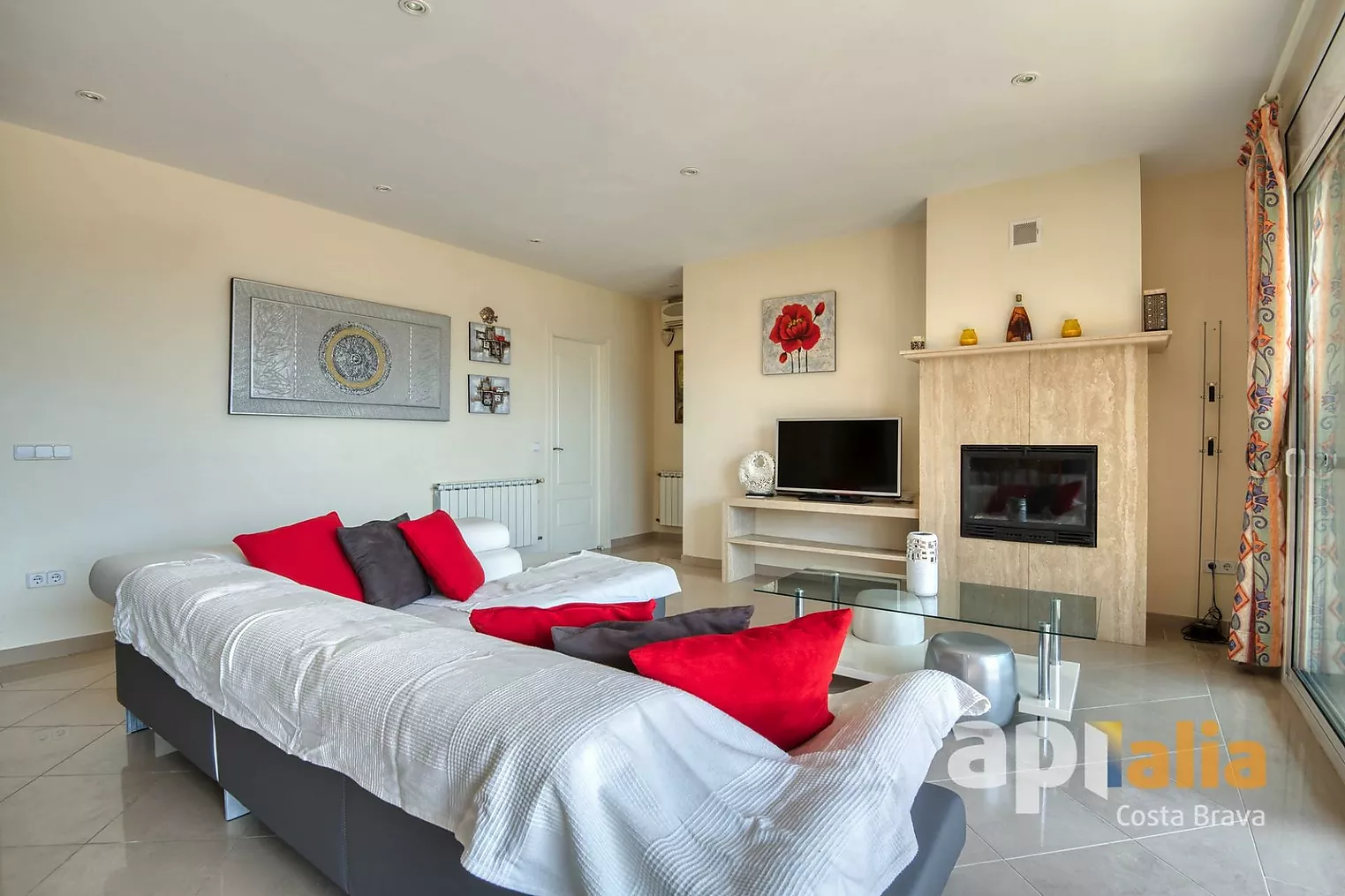 Spectacular independent villa with pool and garden in the exclusive Vescomtat urbanization of Cabanyes (Calonge)