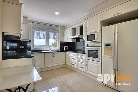 Spectacular independent villa with pool and garden in the exclusive Vescomtat urbanization of Cabanyes (Calonge)