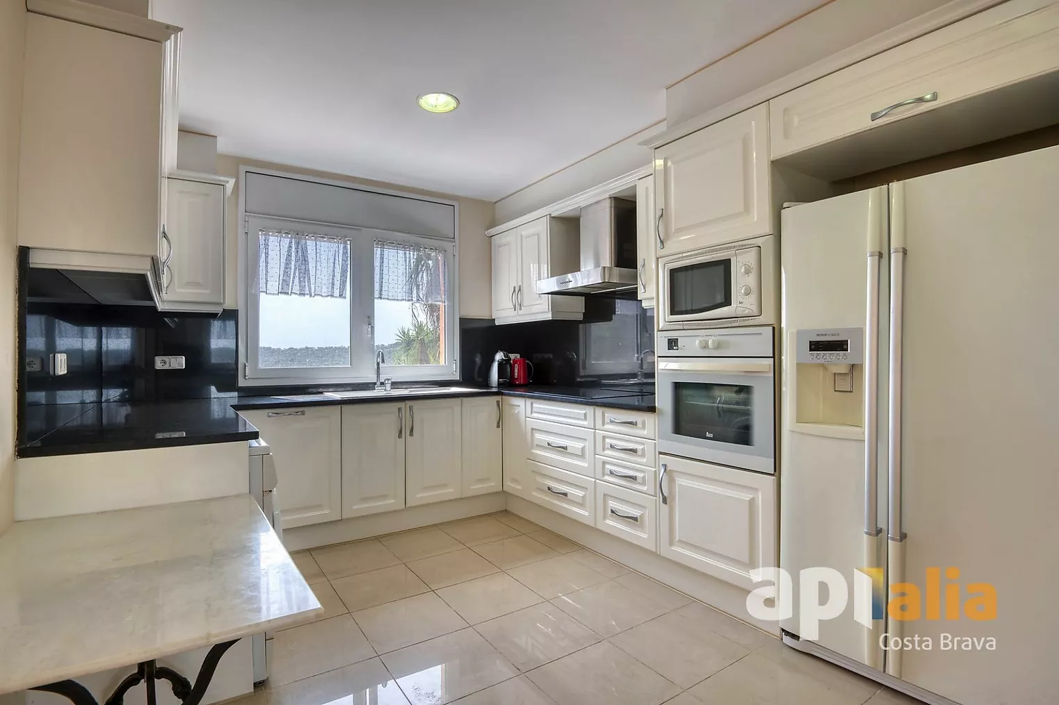 Spectacular independent villa with pool and garden in the exclusive Vescomtat urbanization of Cabanyes (Calonge)