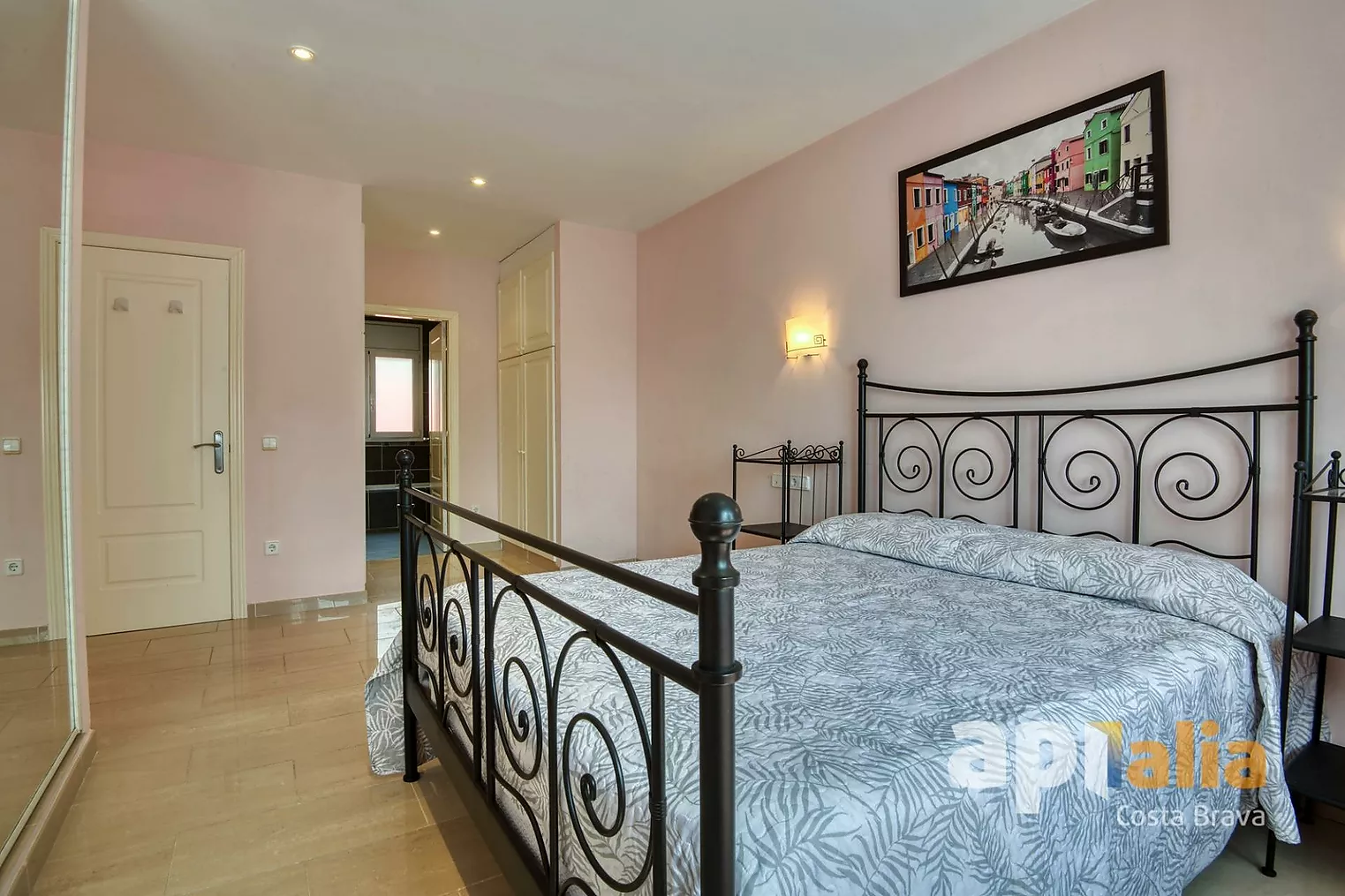Spectacular independent villa with pool and garden in the exclusive Vescomtat urbanization of Cabanyes (Calonge)