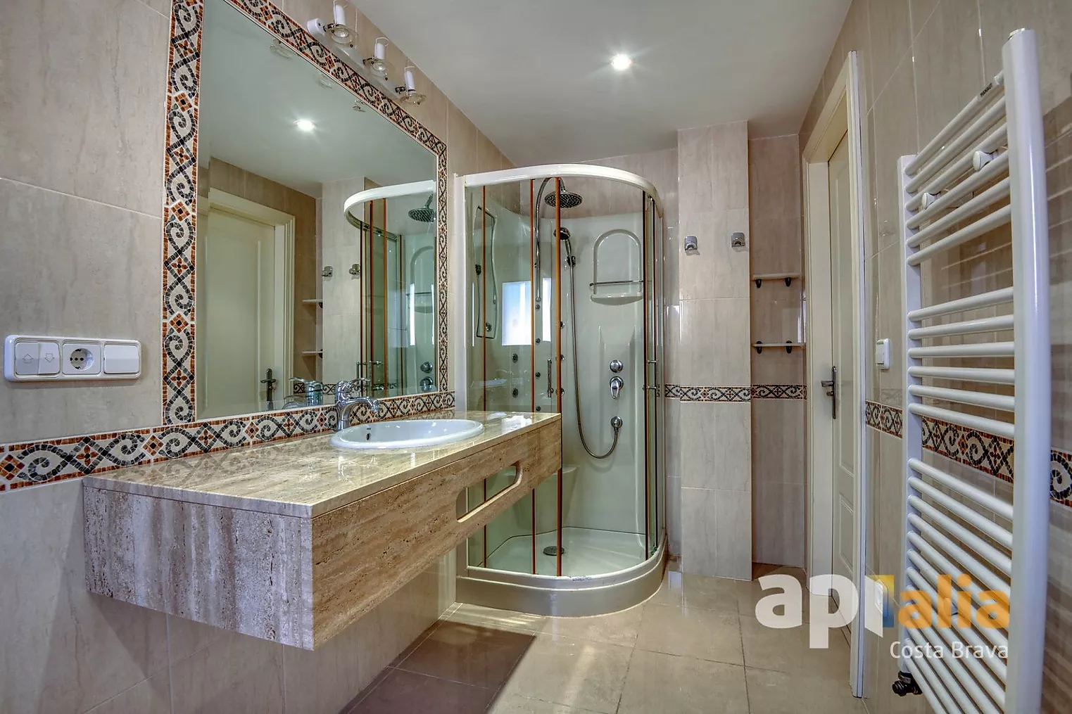 Spectacular independent villa with pool and garden in the exclusive Vescomtat urbanization of Cabanyes (Calonge)