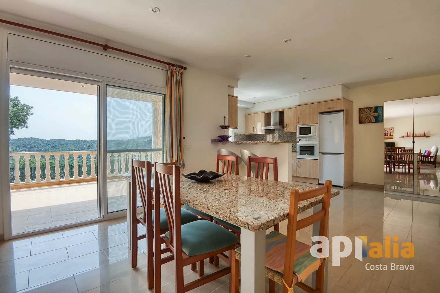 Spectacular independent villa with pool and garden in the exclusive Vescomtat urbanization of Cabanyes (Calonge)