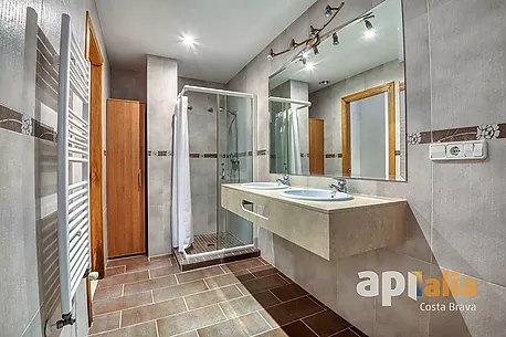 Spectacular independent villa with pool and garden in the exclusive Vescomtat urbanization of Cabanyes (Calonge)