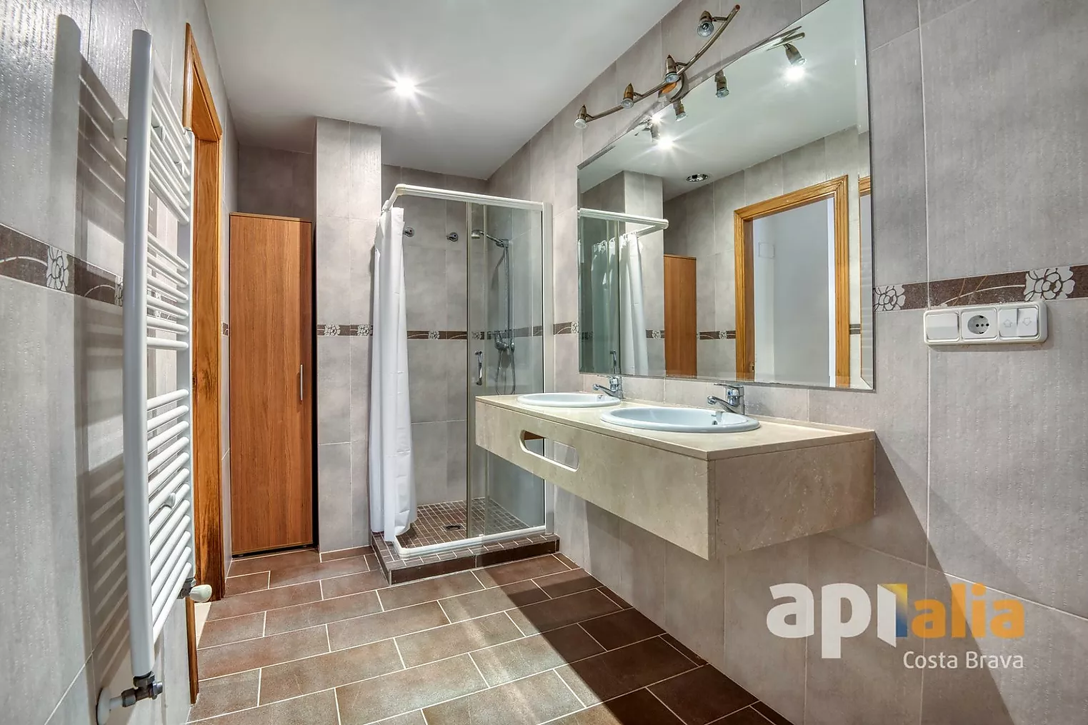 Spectacular independent villa with pool and garden in the exclusive Vescomtat urbanization of Cabanyes (Calonge)
