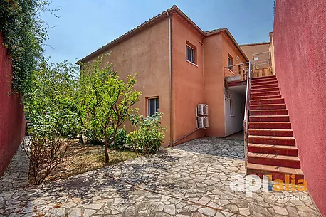 Spectacular independent villa with pool and garden in the exclusive Vescomtat urbanization of Cabanyes (Calonge)