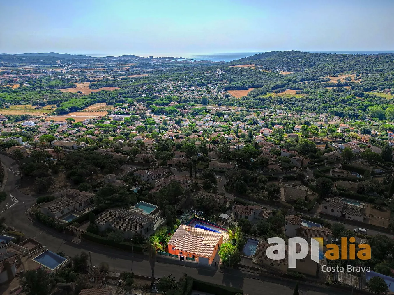 Spectacular independent villa with pool and garden in the exclusive Vescomtat urbanization of Cabanyes (Calonge)