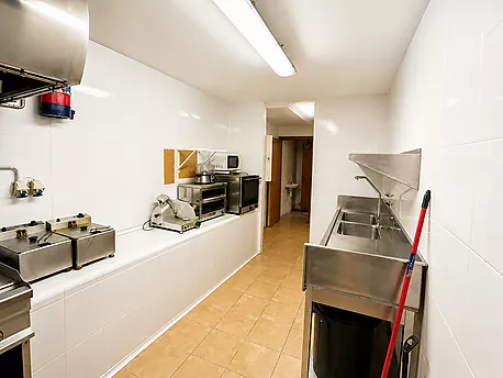 Ampli local comercial amb sortida de fums al centre de Palamós
