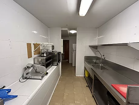 Ampli local comercial amb sortida de fums al centre de Palamós