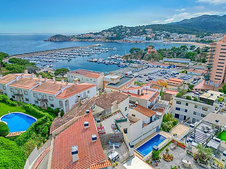 PENTHOUSE WITH TERRACE AND POOL 5 MINUTES FROM THE BEACH
