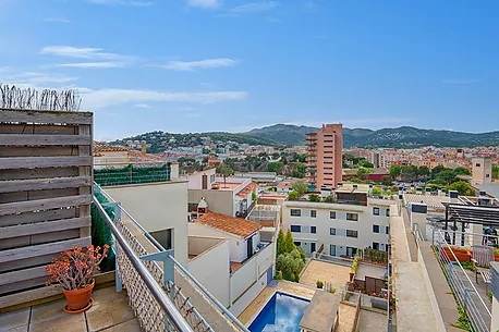 ÁTICO CON GRAN TERRAZA Y PISCINA A 5 MIN DE LA PLAYA
