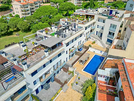 ÁTICO CON GRAN TERRAZA Y PISCINA A 5 MIN DE LA PLAYA