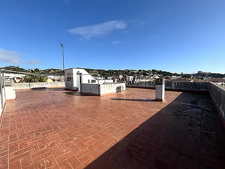 Bright apartment with communal terrace and balcony in a fully serviced area
