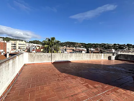 Bright apartment with communal terrace and balcony in a fully serviced area