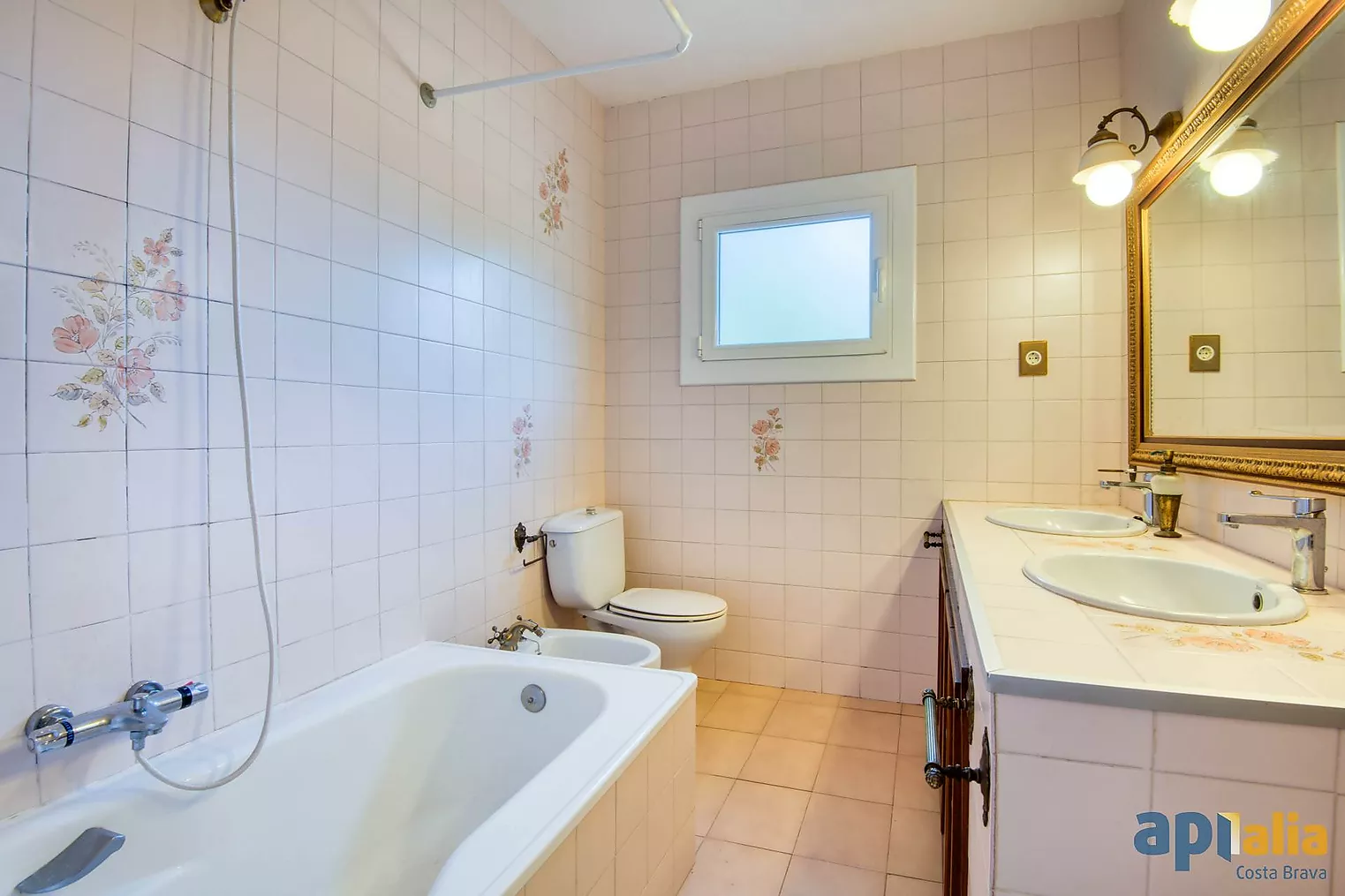 Casa aislada con 6 habitaciones, Urbanización Casa Nova