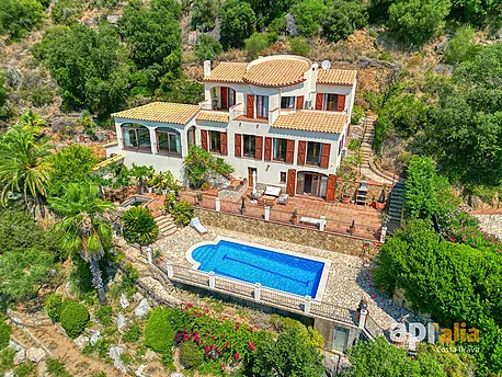 Superbe maison avec piscine et vue pour profiter du style de vie méditerranéen