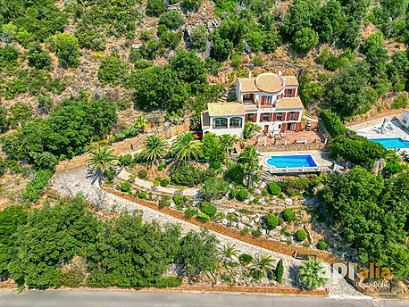 Superbe maison avec piscine et vue pour profiter du style de vie méditerranéen