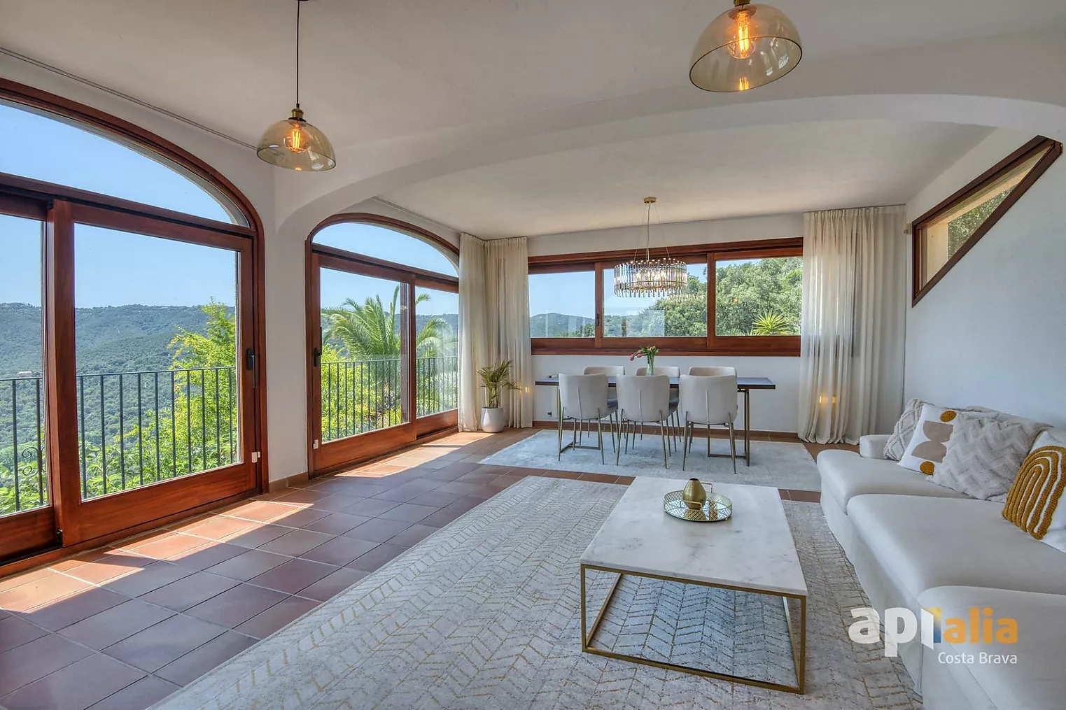 Espectacular casa con piscina y vistas para disfrutar del estilo de vida mediterráneo