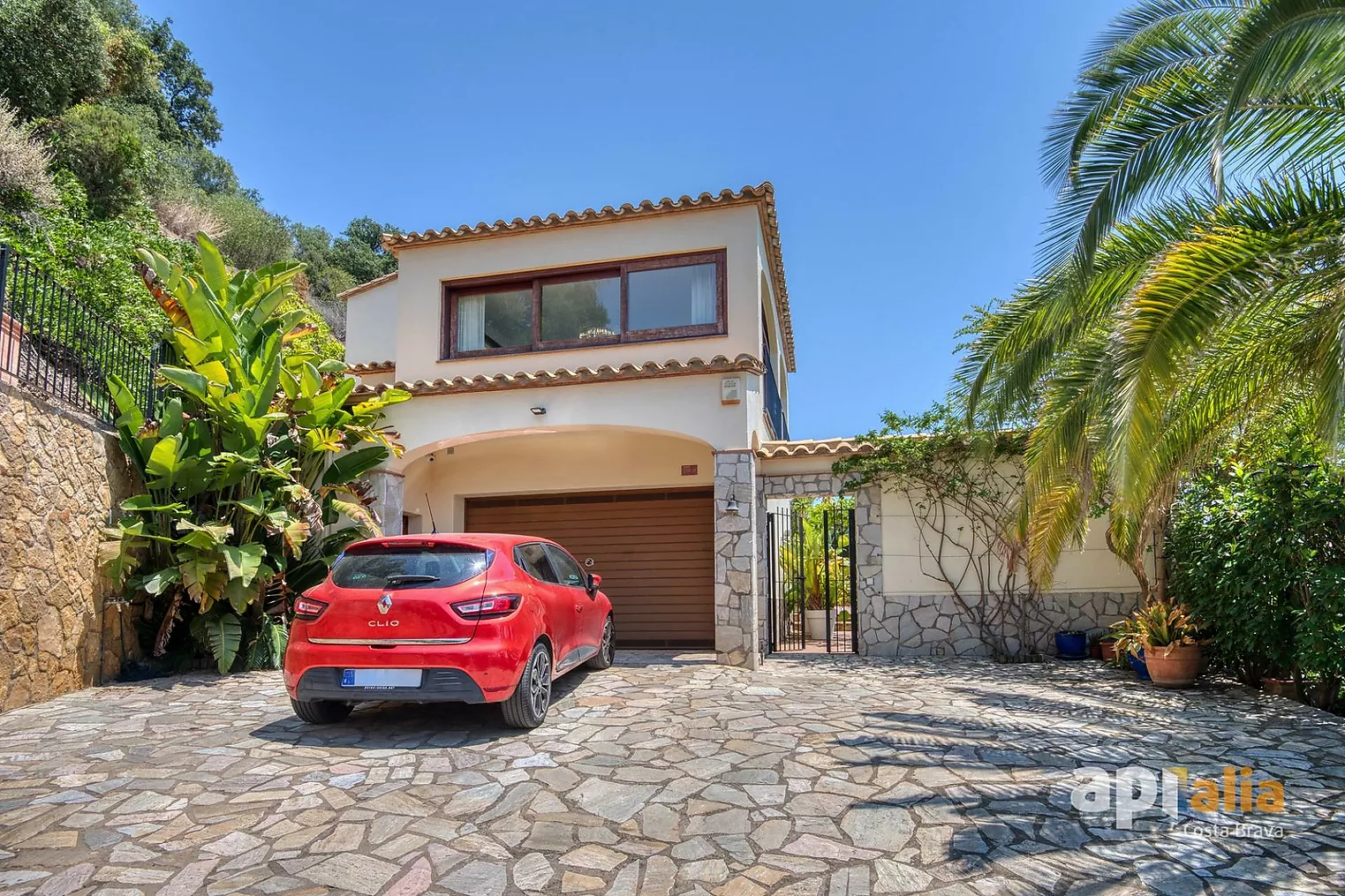 Espectacular casa con piscina y vistas para disfrutar del estilo de vida mediterráneo