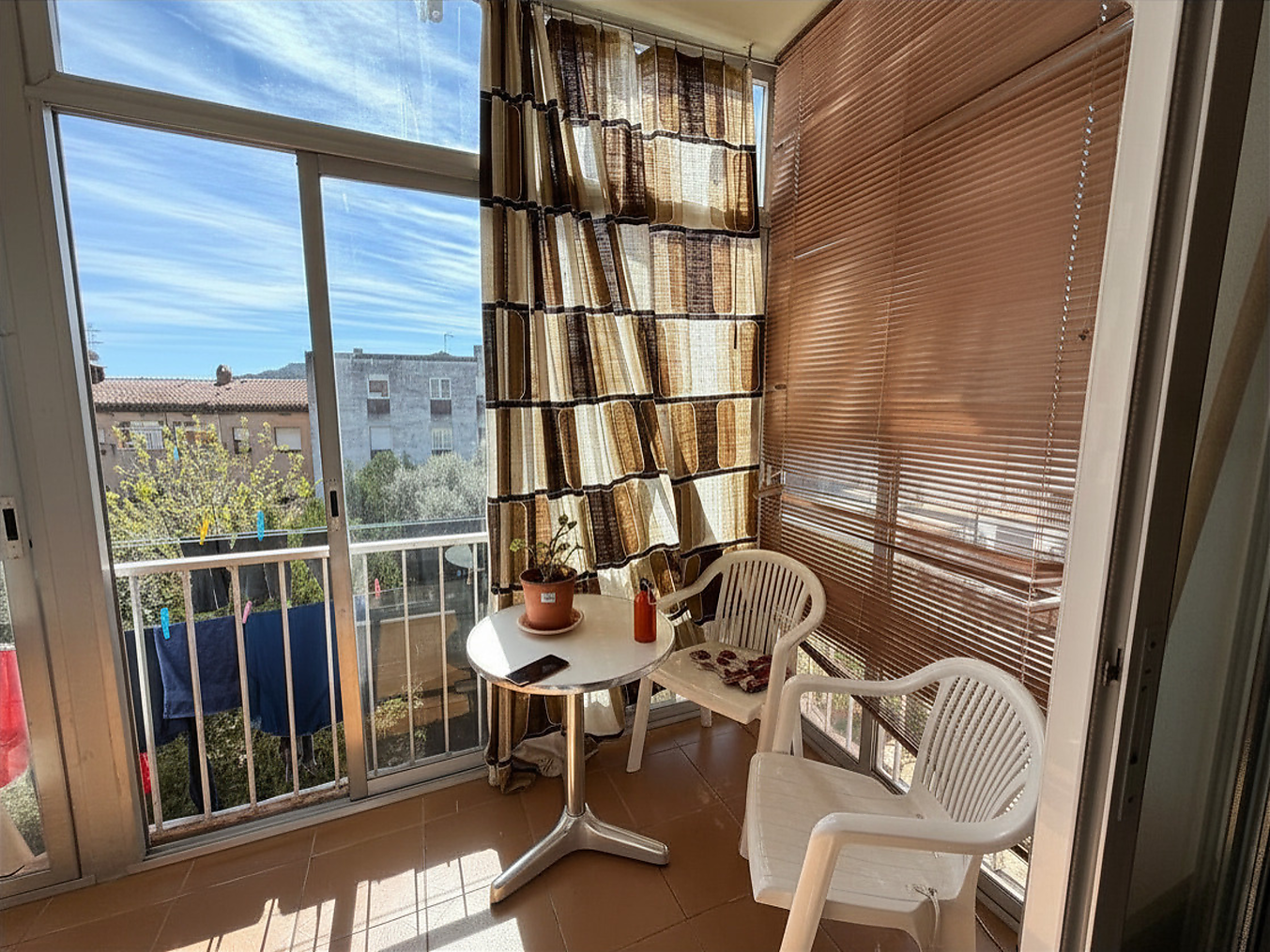 Pis molt lluminós amb dos balcons i dues orientacions