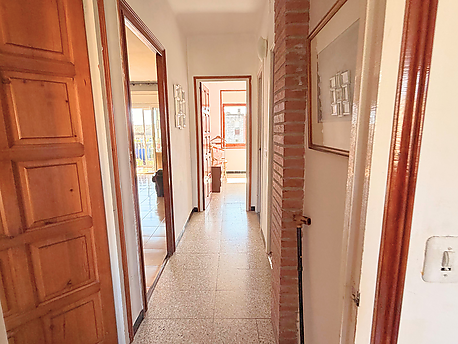 Pis molt lluminós amb dos balcons i dues orientacions