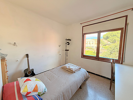 Pis molt lluminós amb dos balcons i dues orientacions