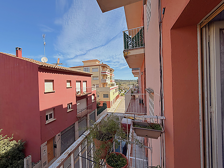 Pis molt lluminós amb dos balcons i dues orientacions