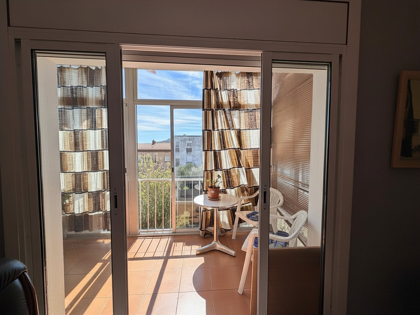 Pis molt lluminós amb dos balcons i dues orientacions