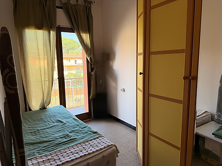 Pis molt lluminós amb dos balcons i dues orientacions
