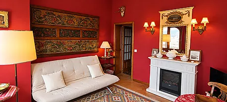A HOUSE WITH HISTORY AND SOUL IN THE HEART OF CALONGE