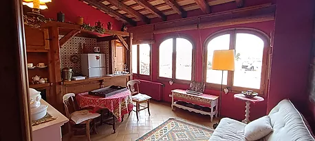 A HOUSE WITH HISTORY AND SOUL IN THE HEART OF CALONGE