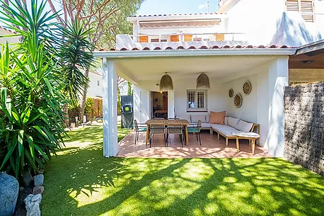 Charming townhouse in the heart of Platja d Aro, just 2 minutes from the beach