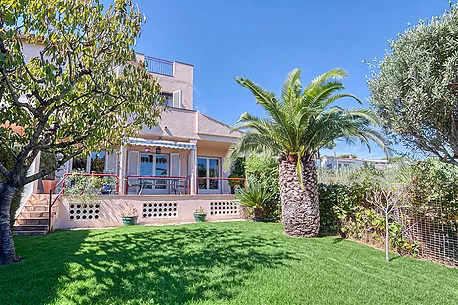 Apialia Costa Brava Exclusive. 131 m  townhouse for sale in a privileged area of S Agaró, featuring 3 double bedrooms, 2 full bathrooms, a private gar